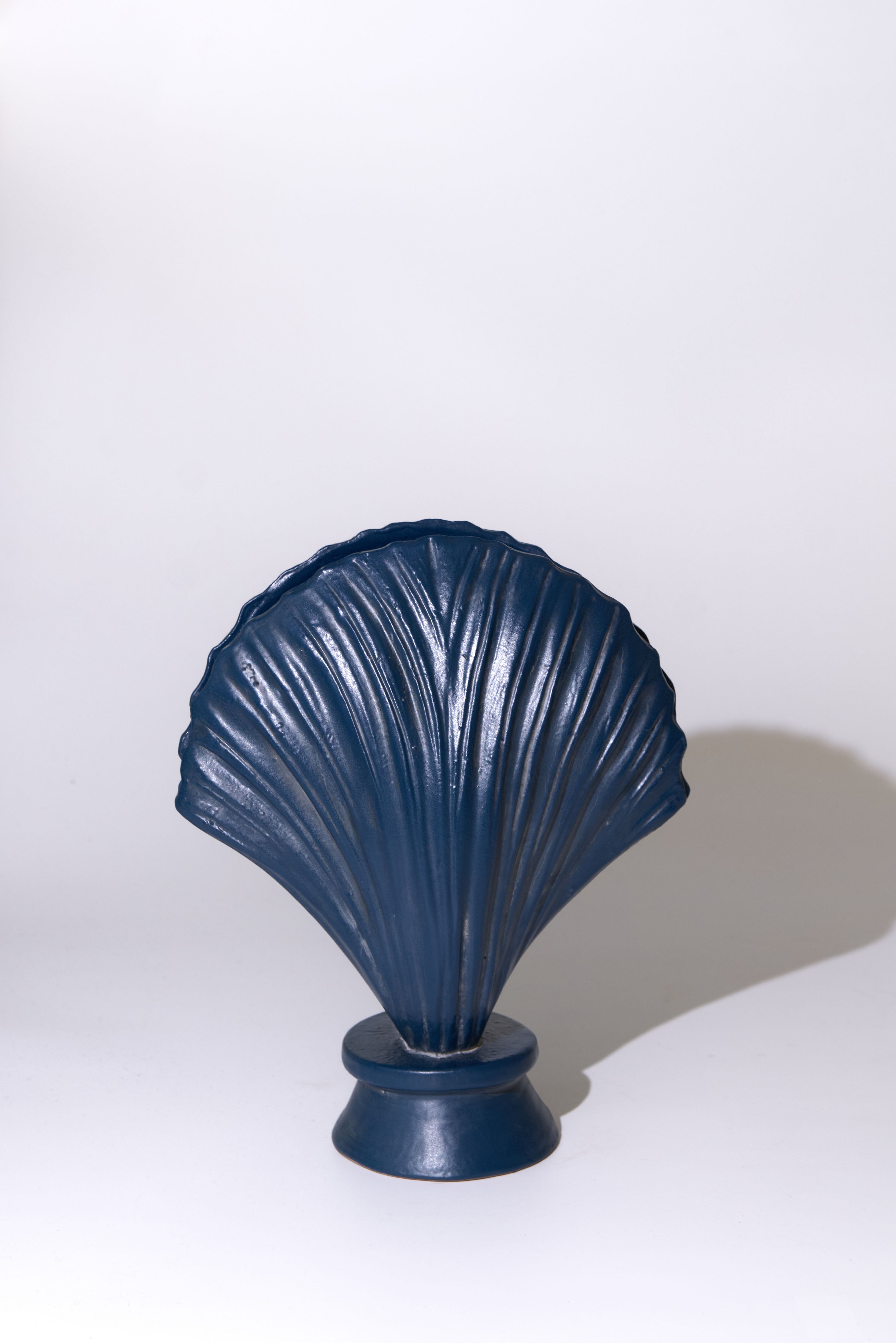 Mini Ostrica — Hand-Modelled Tuscan Ceramic Sculpture, Deep Blue