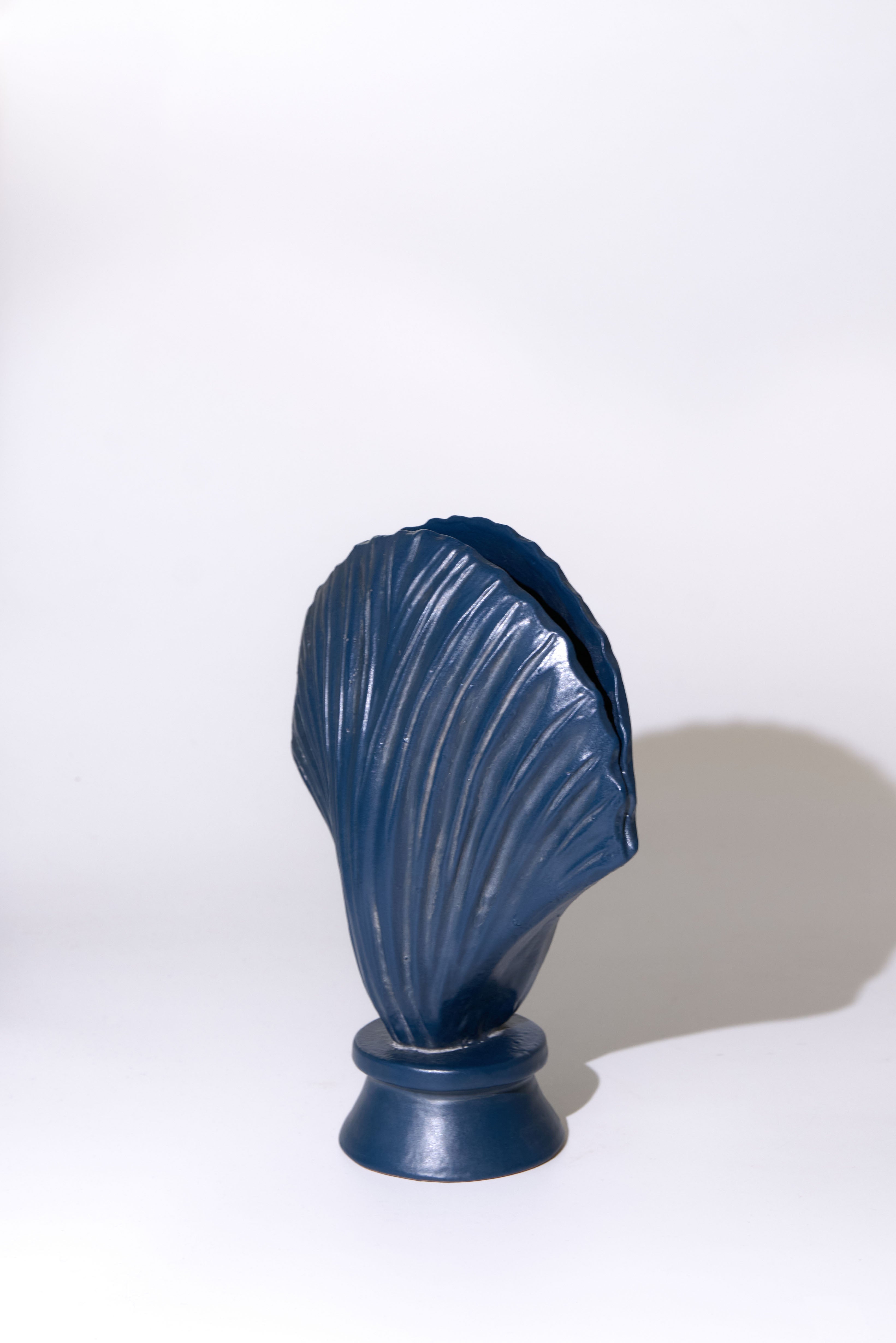 Mini Ostrica — Hand-Modelled Tuscan Ceramic Sculpture, Deep Blue