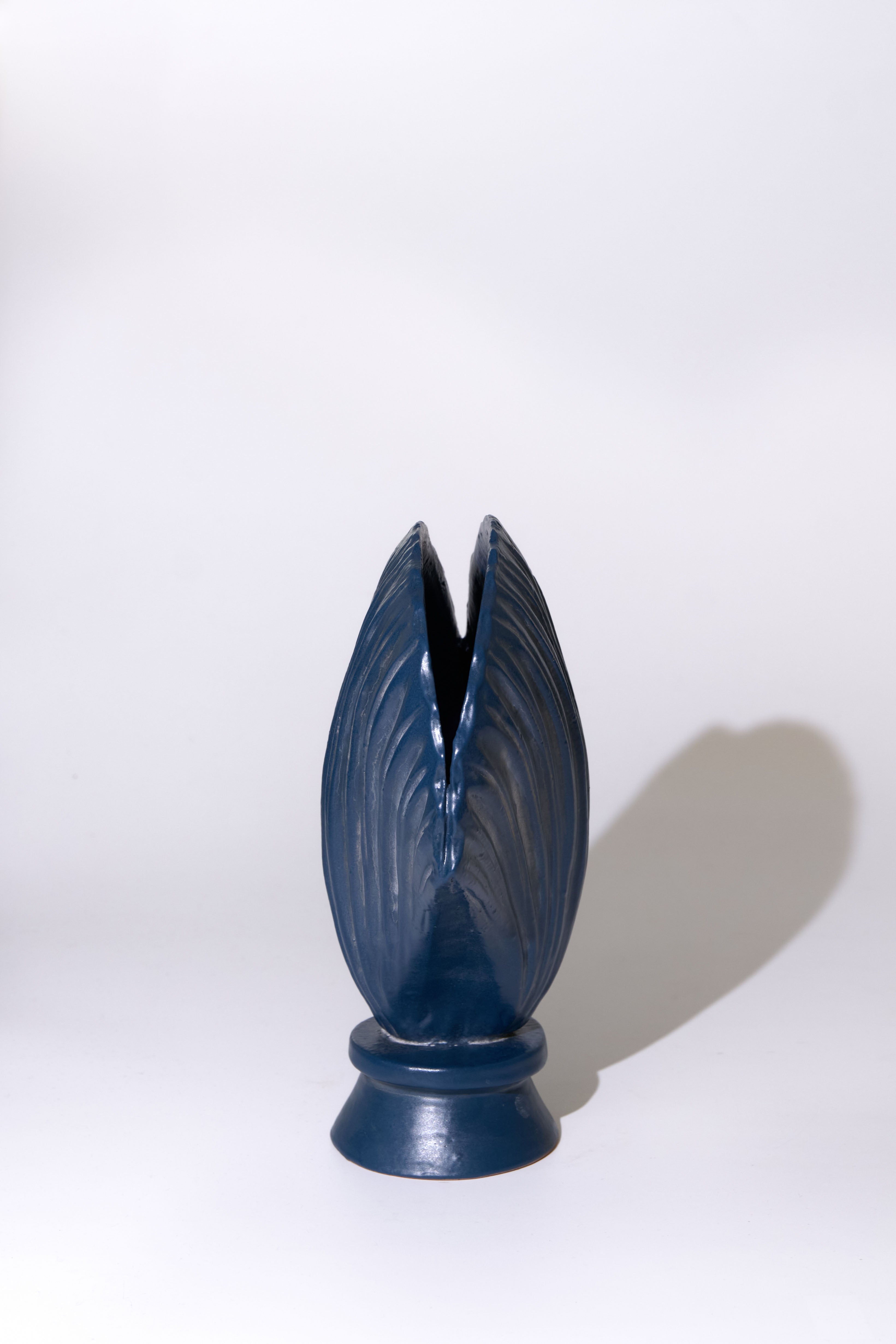 Mini Ostrica — Hand-Modelled Tuscan Ceramic Sculpture, Deep Blue