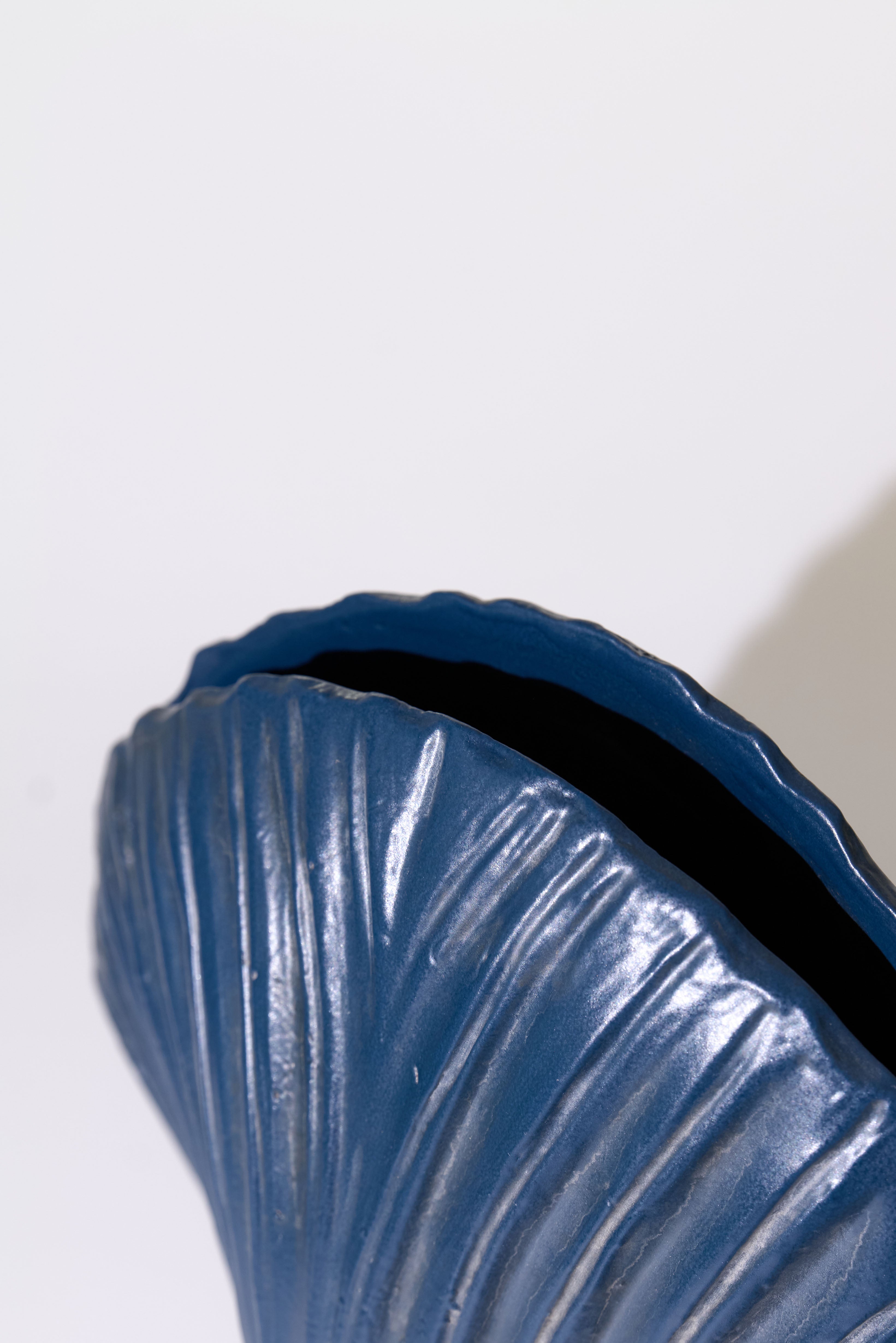 Mini Ostrica — Hand-Modelled Tuscan Ceramic Sculpture, Deep Blue