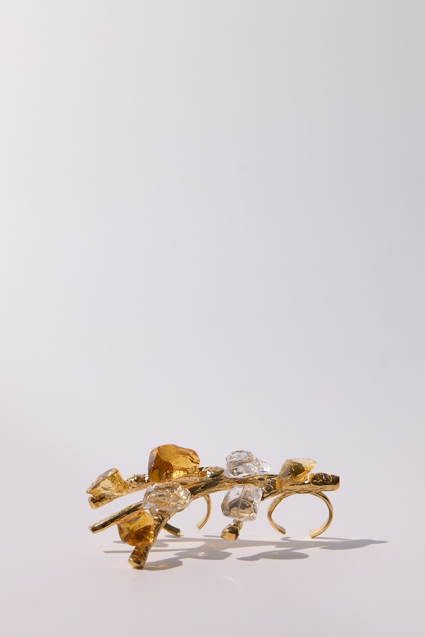 Tirapugni — Anello Multi-Dito in Cristallo Forgiato a Mano, Oro