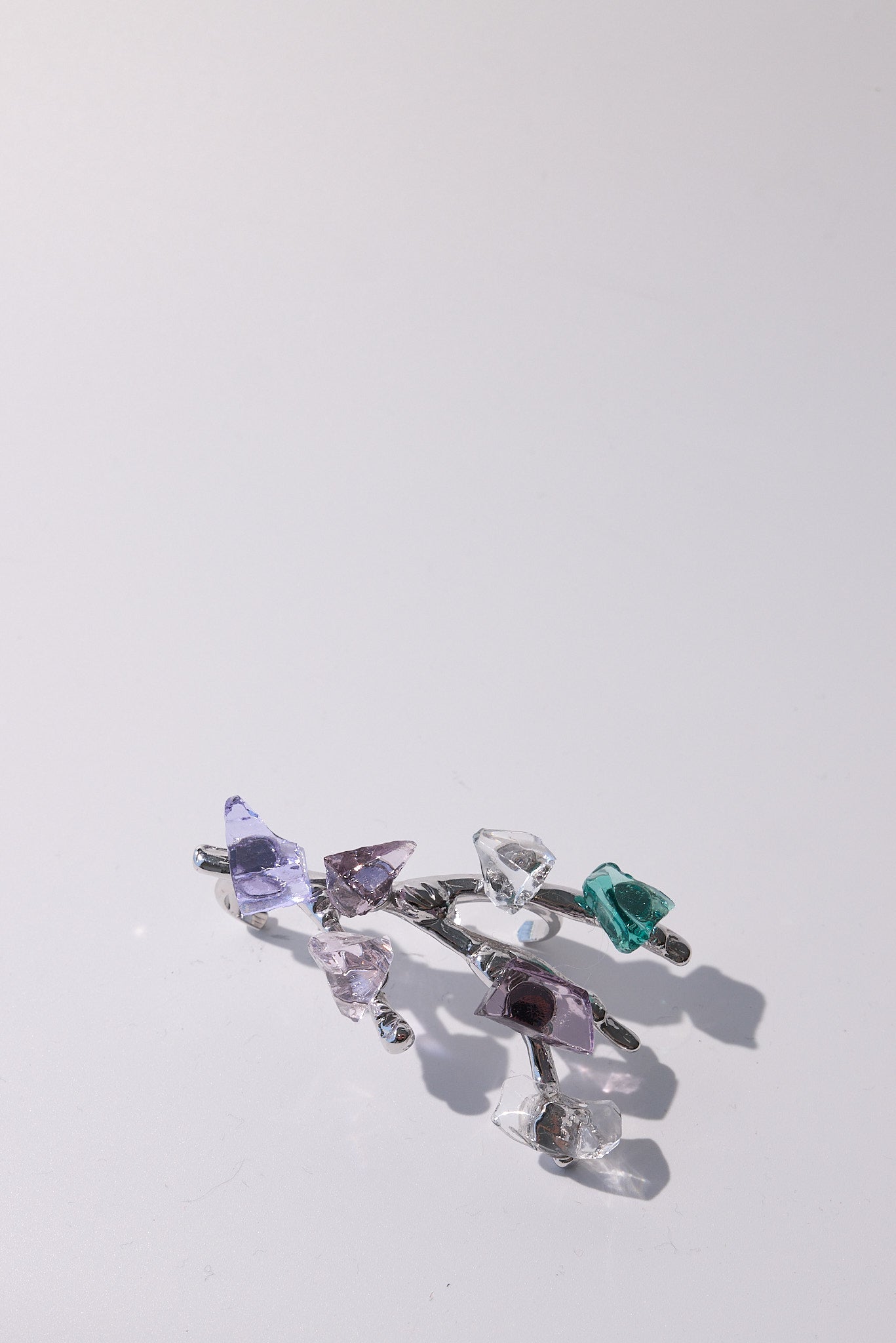 Tirapugni — Anello Multi-Dito in Cristallo Forgiato a Mano, Rodio